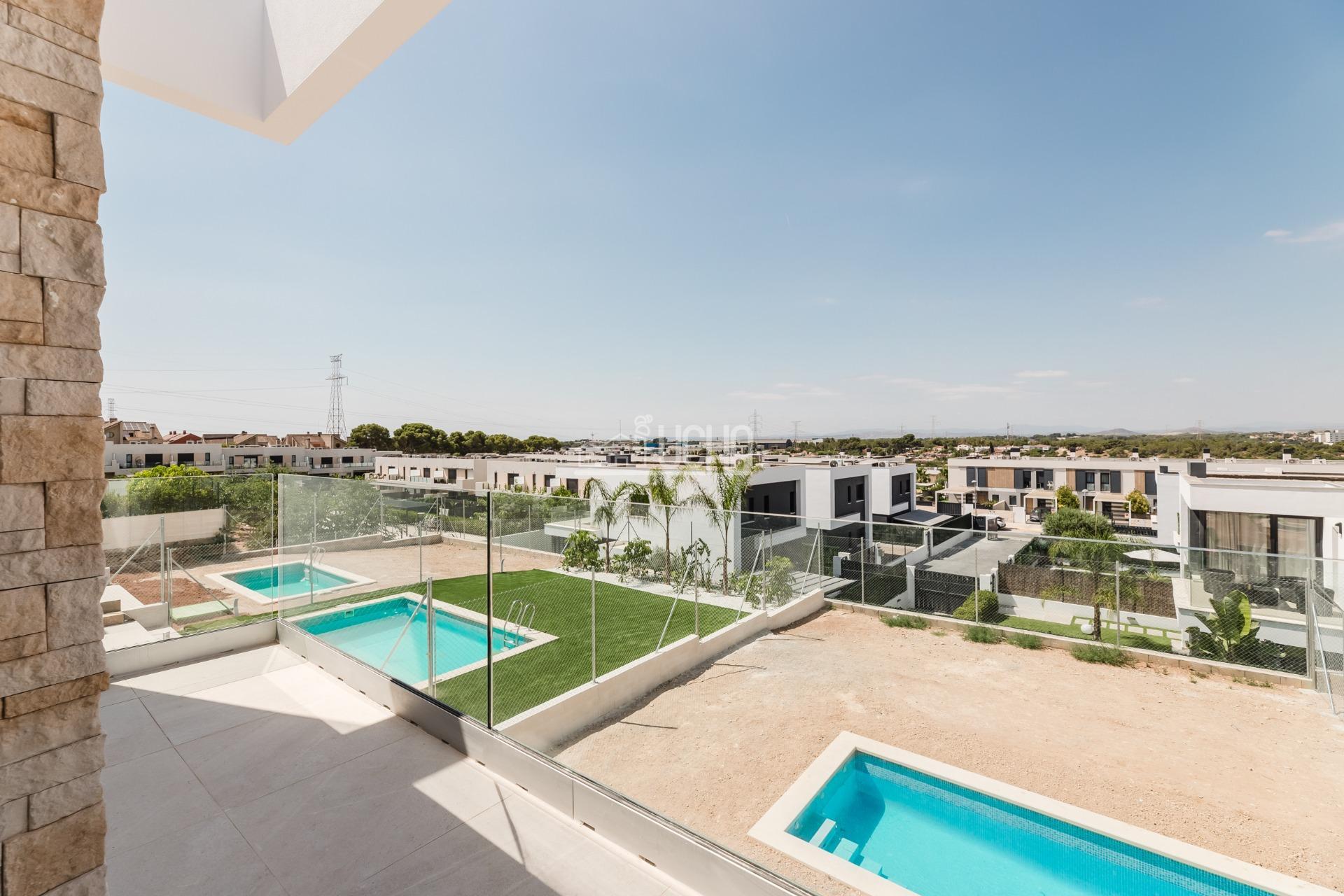 Moderno Pareado a Estrenar con Piscina Propia en Entorno Familiar